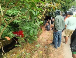 Kecelakaan Tunggal di Jalan Raja Ali Kelana, Mobil Toyota Merah Masuk Parit