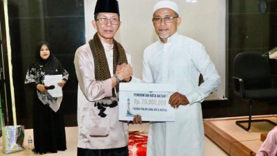 Wali Kota Batam Amsakar Achmad menyerahkan bantuan pembangunan masjid saat safari Ramadan di Kecamatan Batuaji