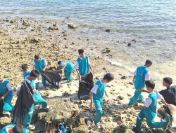SMA Negeri 2 Batam Gelar Aksi Nyata Bersih Laut dan Pantai di Belakang Padang