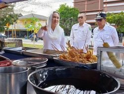 Pedagang Pantai Piwang Menerima Gerobak Usaha Dagang, Berikut Pesan Bupati Natuna