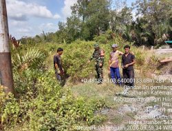 Patroli Tapal Batas Koramil 06/Kateman Pastikan Wilayah Bandar Sri Gemilang Aman dari Karhutla