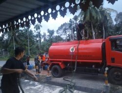 BPBD Lingga Kerahkan Truk Tangki ke Desa Musai, Distribusikan Air Bersih untuk Warga Terdampak Kemarau