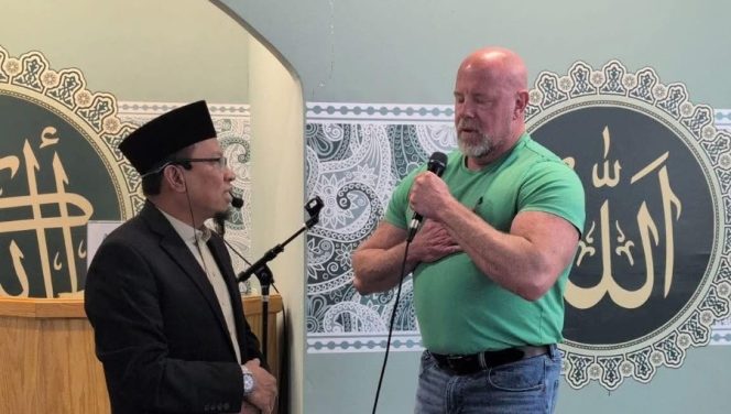 
					Masjid Istiqlal Houston Menyambut Mualaf Baru: Professor Dock Yates Resmi Memeluk Islam