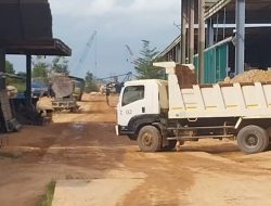 Aktivitas penimbunan lahan di kawasan pesisir Batu Merah