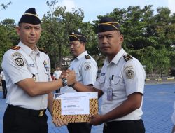 Integritas Dibayar Prestasi, Kalapas Batam Serahkan Piagam Penghargaan Penggagalan Penyelundupan Narkoba