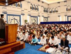 Wali Kota Amsakar Tarawih Perdana 2026 di Masjid Agung Raja Hamidah
