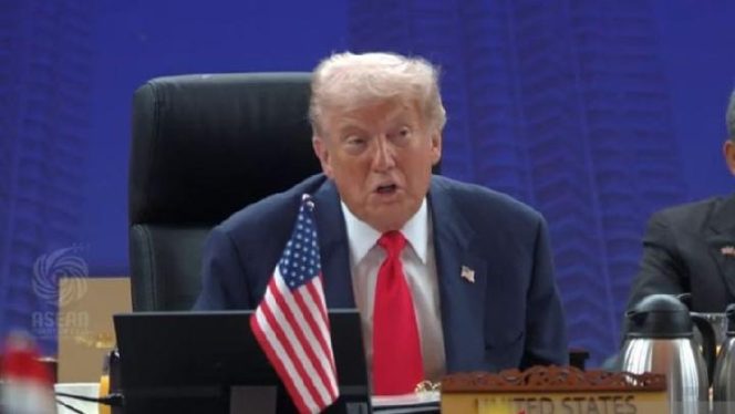 
					Presiden Amerika Serikat Donald Trump dalam pidatonya pada Konferensi Tingkat Tinggi (KTT) ke-47 ASEAN yang digelar di Kuala Lumpur Convention Center, Malaysia, Minggu 26 Oktober 2025.