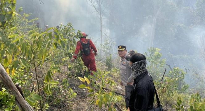 
					Petugas kepolisian masih berupaya melakukan pemadaman api di wilayah Sekupang, Batam.