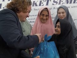 PT Umroh Berkah Indonesia Bagikan 446 Paket Sembako kepada Warga Kampung Air Batam