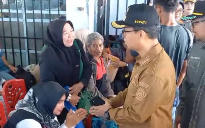 
					Bupati Karimun, Islandarsyah, meninjau arus mudik di pelabuhan. 