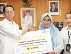 Jaminan Sosial ASN Diperkuat, Amsakar Serahkan Santunan dan Beasiswa untuk Ahli Waris