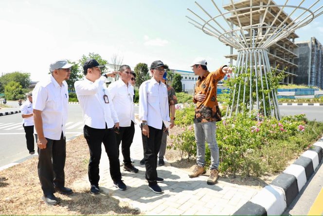 
					Wali Kota Batam, Amsakar Achmad, bersama sejumlah pejabat meninjau pembangunan taman di Simpang Pollux, Batamcentre, Rabu (25/3/2026). 