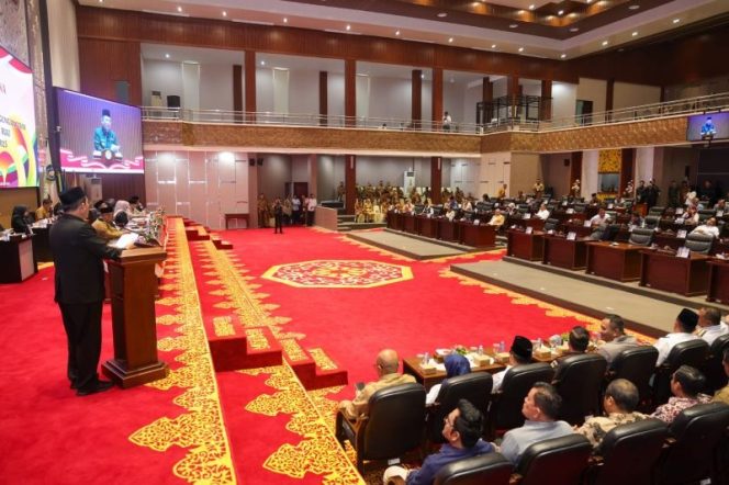 
					Gubernur Kepulauan Riau Ansar Ahmad menyampaikan Nota Pengantar Laporan Keterangan Pertanggungjawaban (LKPJ) Tahun Anggaran 2025 dalam rapat paripurna DPRD Provinsi Kepri, Senin, (30/3/2026)