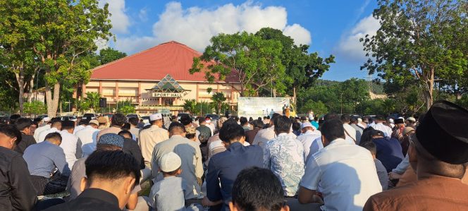
					Ribuan Warga Muhammadiyah membanjiri lapangan Sport Hall Temenggung Abdul Jamal Muka Kuning melaksanakan Shalat Ied