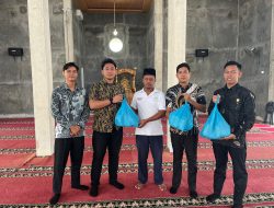 Jumat Berkah: Imigrasi Belakang Padang Berbagi Bingkisan di Masjid Rumaisyah