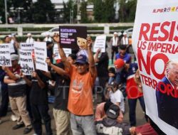 Seruan Prabowo Penakut Menggema dalam Demo di DPR