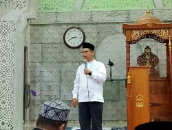 Bupati Iskandarsyah Salat Tarawih di Masjid Al Umara Lembah Permai