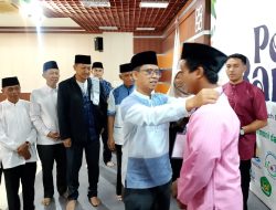 Bupati Iskandarsyah Salat Tarawih di Masjid Al Umara Lembah Permai