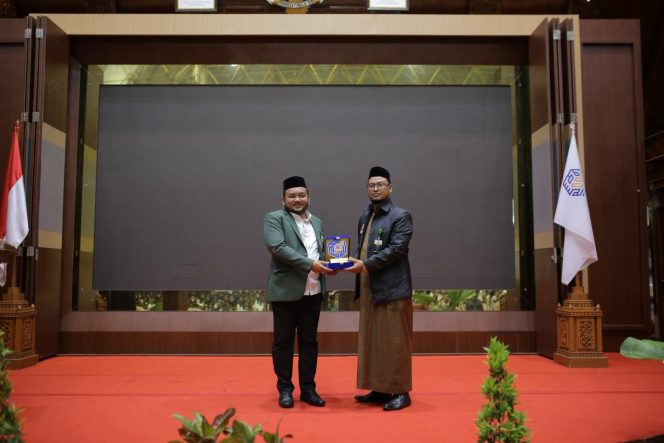 
					Ketua Umum PP PRIMA DMI Munawar Khalil Raih Elmasudy Award Kategori Tokoh Penggerak kepemimpinan Pemuda Islam Berbasis Masjid