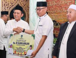 Ansar Serahkan Hibah Rp300 Juta dan Ungkap Program Prioritas Kepri 2026
