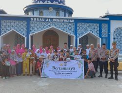 Ramadan 1447 H, Polsek Kateman Berbagi Takjil Bersama Murid TPA dan Warga Tagaraja
