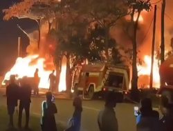 Gudang Tumpukan Ban Bekas Dekat Perumahan Permata Hijau Batuaji Batam Terbakar