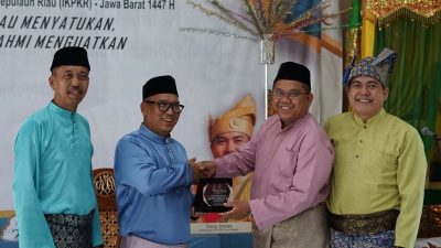  Wagub Nyanyang menerima cendera mata. (Banhub Kepri)