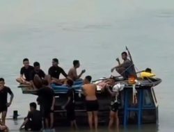 Warga Rekam Detik-detik Kapal Motor Tenggelam di Dekat Pelabuhan Karimun