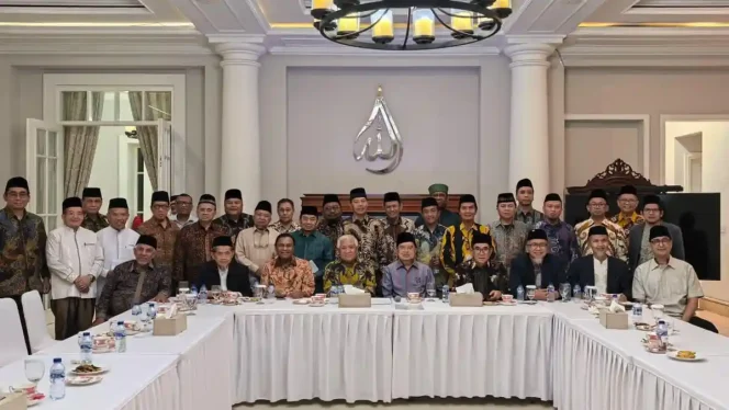
					PIMPINAN ORMAS - Din Syamsuddin, Abdul Aziz Qahhar Mudzakkar, dan KH Said Samad serta pimpinan Ormas Islam lainnya menemui Jusuf Kalla di kediaman pribadinya, Jalan Brawijaya, Jakarta Selatan, Selasa malam, 28 April 2026. Kedatangan mereka terkait polemik dugaan penistaan agama yang dilaporkan sekelompok masyarakat terkait ceramah Jusuf Kala di Masjid Kampus UGM dalam Ramadhan 1447H. 