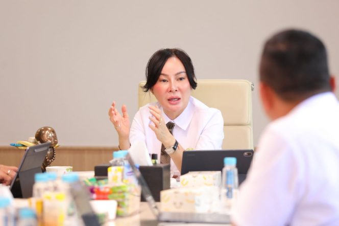 
					Wakil Wali Kota Batam, Li Claudia Chandra, memimpin rapat transformasi tata kelola persampahan Kota Batam tahun 2026, Rabu (1/4/2026).