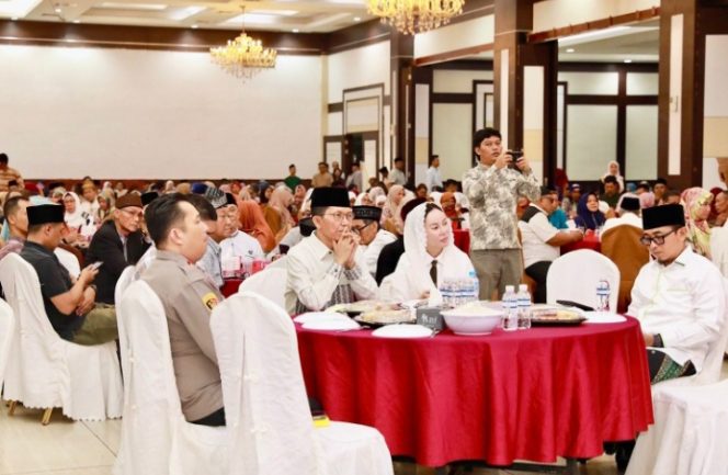
					Foto: Wali Kota Batam, Amsakar Achmad, saat menghadiri kegiayan halabihalal bersama Lembaga Kemasyarakatan Kelurahan (LKK), tokoh masyarakat, dan warga se-kecamatan Bengkong