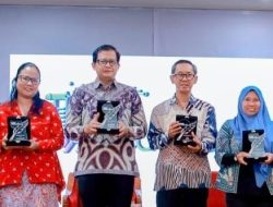 HUT 10 Kedai Pena: Almarhum Rizal Ramli, Ubedillah Badrun, Musicycle dan Air Hujan Banyu Bening Terima Penghargaan