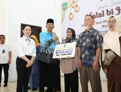 Fokus Kesejahteraan, Amsakar-Li Claudia Serahkan Bantuan Lansia dan Insentif Posyandu