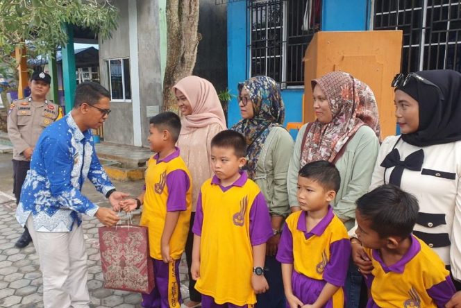 
					Bupati Karimun, Iskandarsyah, membagikan seragam sekolah gratis pengadaan tahun 2025 lalu