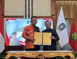 Gubernur Kepri Ansar Ahmad dana Gubernur Jambi Al Haris menyaksikan penandatangan kerja sama