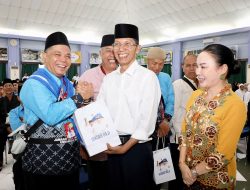 Lepas JCH ke Tanah Suci dan Dibekali Sambal Bilis hingga Rendang, Amsakar-Li Claudia Titip Doa untuk Batam