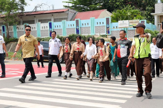 
					Wakil Wali Kota Batam, Li Claudia Chandra, membimbing siswa SDN 001 Batam Kota menyeberangi jalan lewat ZoSS, Rabu (22/4/2026). 