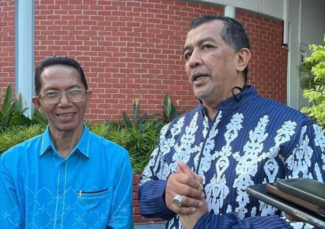 
					Wali Kota Batam Amsakar Achmad bersama Kepala Satuan Tugas Kordinasi dan Supervisi Wilayah V KPK, Dian Patria.