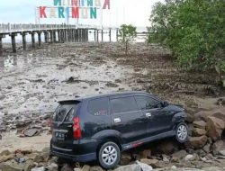 Mobil Lepas Kendali Tabrak Kerumunan Warga di Karimun