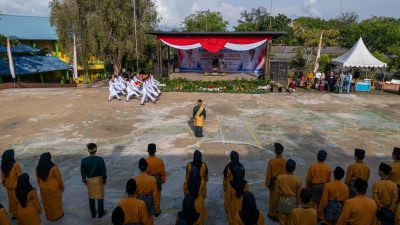 Upacara peringatan berlangsung khidmat dihadiri diikuti oleh pelajar, guru, tenaga kependidikan, serta jajaran perangkat daerah di lingkungan Pemerintah Provinsi Kepulauan Riau. 