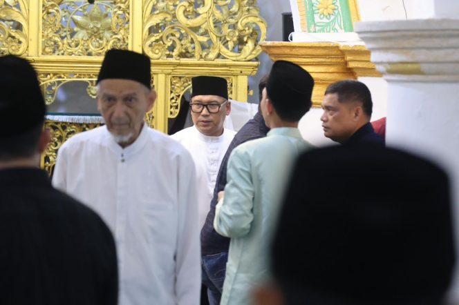 
					Wakil Gubernur Kepri, Nyanyang Haris Pratamura usai melaksanakan Salat Jumat di Masjid Raya Sultan Riau Penyengat, Jumat (29/5/2026). 