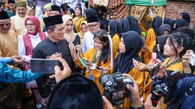 Gubernur Ansar didampingi Ketua TP PKK Kepri Dewi Kumalasari diwawancarai pers pelajar SMKN 1. 
