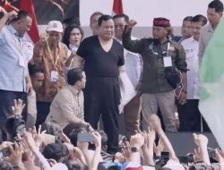 May Day di Monas, Presiden Prabowo Lempar Baju ke Kerumunan Buruh
