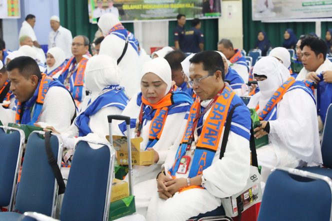 
					Wali Kota Batam, Amsakar Achmad, bersama Ketua TP-PKK Batam, Erlita Amsakar, berbaur bersama JCH Kloter 25 Embarkasi Batam saat pelepasan JCH di Asrama Haji Batam, Kamis (21/5/2026). 