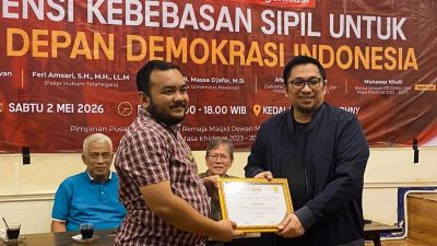 Ketua Umum PP PRIMA DMI 2023-2027 Menyerahkan Piagam Penghargaan kepada narasumber