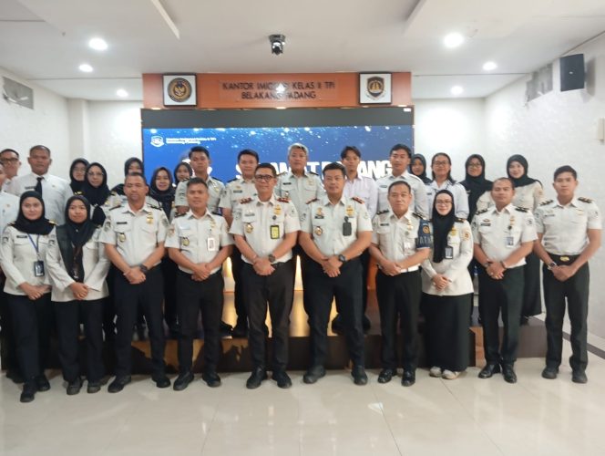 
					Kantor Wilayah Direktorat Jenderal Imigrasi Kepulauan Riau Berikan Pengarahan pada Kegiatan Media Gathering di Kantor Imigrasi Kelas II TPI Belakang Padang