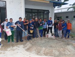 Kegiatan gotong royong Penyemenan lantai kiri dan kanan