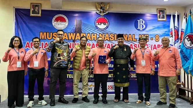 
					Wakil Gubernur Kepulauan Riau Nyanyang Haris Pratamura membuka Musyawarah Nasional Afiliasi Pedagang Valuta Asing (APVA) Indonesia ke-8 Tahun 2026 yang digelar di Hotel Sahid Vanilla Nagoya, Kota Batam, Jumat (1/5/2026). (Wakil Gubernur Kepulauan Riau Nyanyang Haris Pratamura membuka Musyawarah Nasional Afiliasi Pedagang Valuta Asing (APVA) Indonesia ke-8 Tahun 2026 yang digelar di Hotel Sahid Vanilla Nagoya, Kota Batam, Jumat (1/5/2026).
