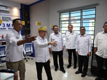 Menteri Pelindungan Pekerja Migran Indonesia (P2MI), Mukhtarudin (Bertanjak), didampingi Gubernur Kepri Ansar Ahmad dan Wagub Nyanyang Haris Pratamura meninjau Kantor Balai Pelayanan Pelindungan Pekerja Migran Indonesia (BP3MI) Kepulauan Riau di Tanjungpinang, Senin (8/6/2026). 