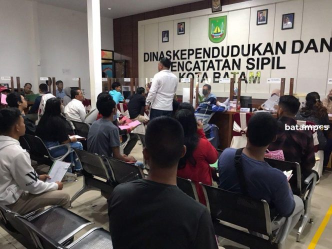 
					Warga saat mengurus dokumen kependudukan di kantor Disduk Kota Batam. Disdukcapil Kota Batam kembali mengingatkan masyarakat untuk meningkatkan kewaspadaan terhadap berbagai modus penipuan yang mengatasnamakan petugas Disdukcapil, khususnya terkait aktivasi Identitas Kependudukan Digital (IKD) atau KTP Digital.